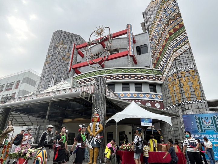 高雄市原住民故事館閉館整建5年後，23日重新開館。高雄市原民會表示，這是原住民故事館第1階段開館，1樓大廳將開放免費租借場地，讓民眾舉辦活動。