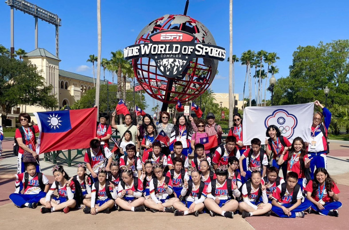 比賽完畢隊員及師生與僑胞於活動會場合影留念