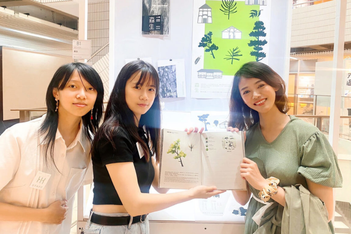 台南山上花園水道博物館以產學合作方式推展生態教育，崑山科技大學視覺傳達系李宜燕（中）、李繻雲（左）2名學生以台南山上花園水道博物館為題材製作名為「森生」的生態書，入圍2023金點新秀設計獎。（台南市文化局提供）