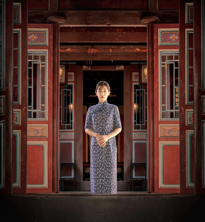 新北市客家事務局5日表示，新北哈客青年智庫團策劃執行「主客觀—跨域藝術創作特展」，即日起在客家文化園區展出至9月29日。圖為攝影師李懿宸展出作品「門紅」，企圖透過影像探討如何突破客家的限制與框架。（新北市客家局提供）