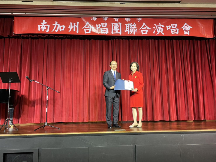 副處長張正育頒贈題詞予海華基金會會長彭美杏僑務顧問