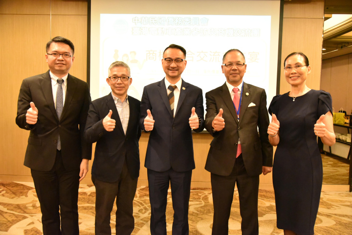 阮昭雄（中）、楊育林夫婦（右一、二）、丘為臣（左二）