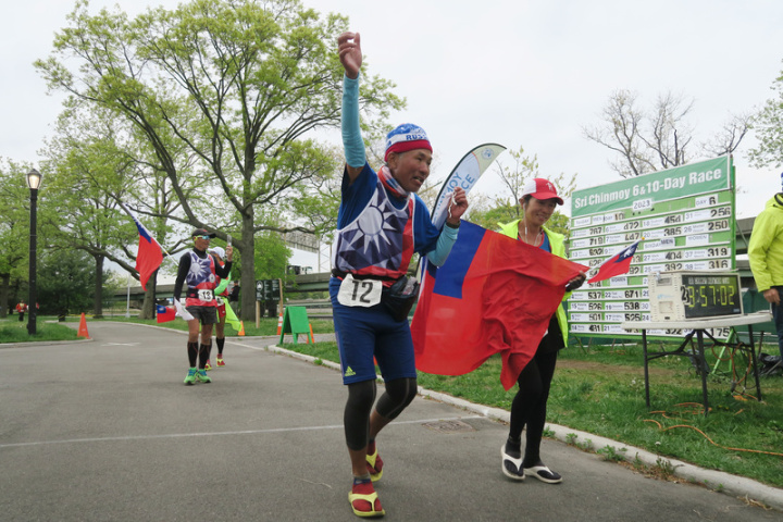 台灣跑者蔡文雅（右起）、鍾運華、王萬仁及魏嘉鴻27日舉國旗衝線，完成在紐約皇后區法拉盛草原可樂娜公園舉行的10天超級馬拉松賽。