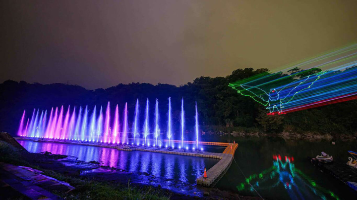 新北市觀旅局表示，「2023碧潭水舞」自31日起將展演到5月28日，連續59天不間斷；今年碧潭水舞以翱翔噴泉裝置展現振翅飛翔的「水舞」，也結合和美山雷射投影，呈現山勢蜿蜒線條的「山舞」等，精彩吸睛。（新北市觀旅局提供）