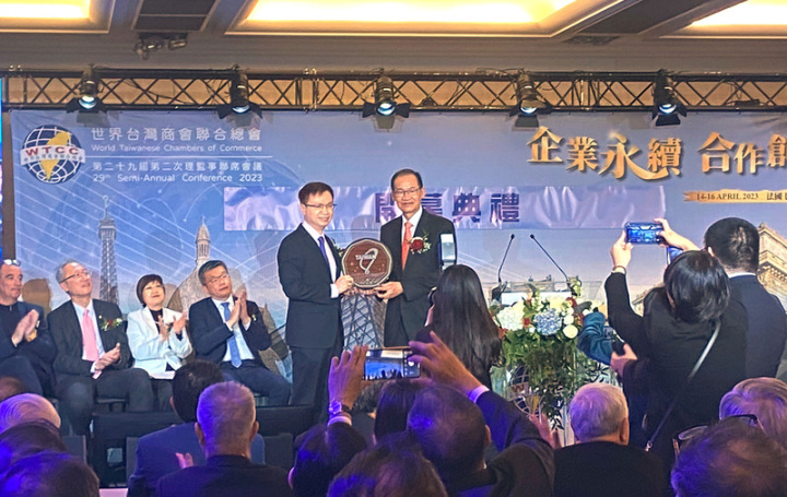 外貿協會董事長黃志芳頒發獎牌給世總總會長黃行德（右）。黃行德表示，台商的海外發展是很重要的力量，同時也是政府推動國民外交的堅實後盾。