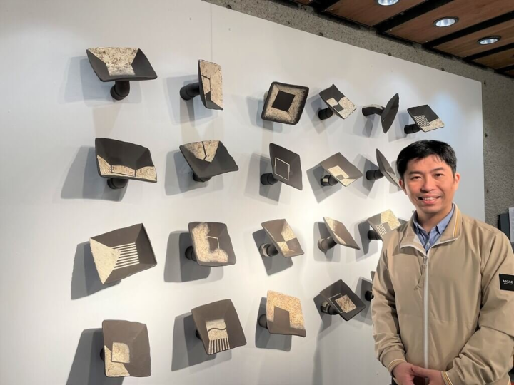 「空相—梁家豪陶藝創作展」即日起在新北市立鶯歌陶瓷博物館展出，陶藝家梁家豪（圖）本次展出的「空相系列三」是由許多四方形物件構而成，表面分色有的俐落明確、有的有漸層變化，值得玩味。（陶博館提供）