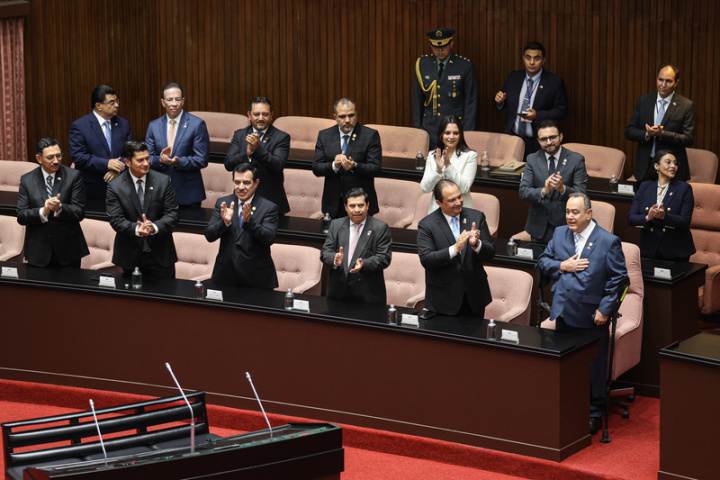 瓜地馬拉總統賈麥岱（Alejandro Eduardo Giammattei Falla）（前右）25日率團訪問立法院，並應邀在議場發表演說，進入議場時賈麥岱向眾人致意，表達支持中華民國台灣的決心。