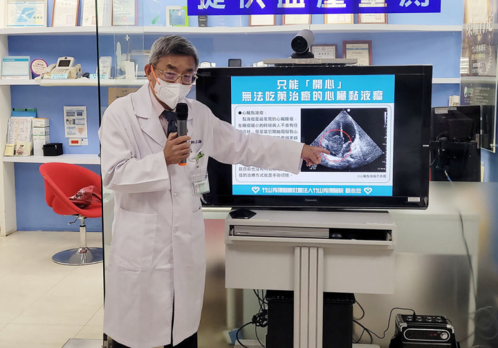 竹山秀傳醫院為南投一名20多歲女子檢查發現5公分大心臟黏液瘤，所幸經與彰濱秀傳醫院心臟外科聯手，順利完成「開心手術」，女子恢復良好。彰濱秀傳醫院心臟外科主任黃正雄（圖）13日公開分享案例診治經過。（竹山秀傳醫院提供）