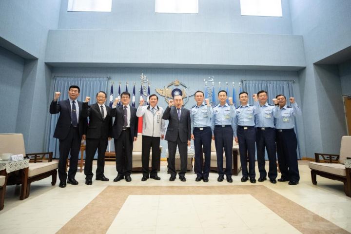 李理事長與空軍司令劉上將等人合影