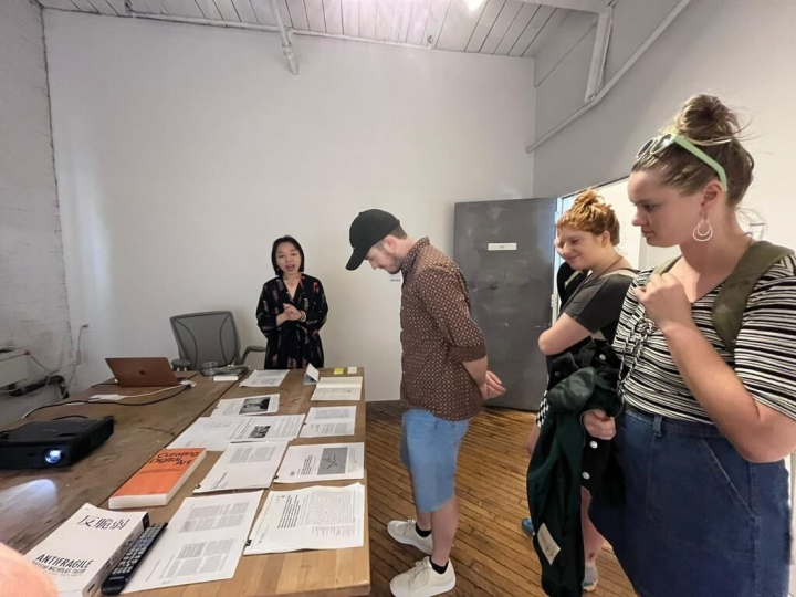 策展人李彥儀（左）4月在紐約參加開放工作室活動，向訪客解說自身策展研究內容與成果。（駐紐約台北文化中心提供）