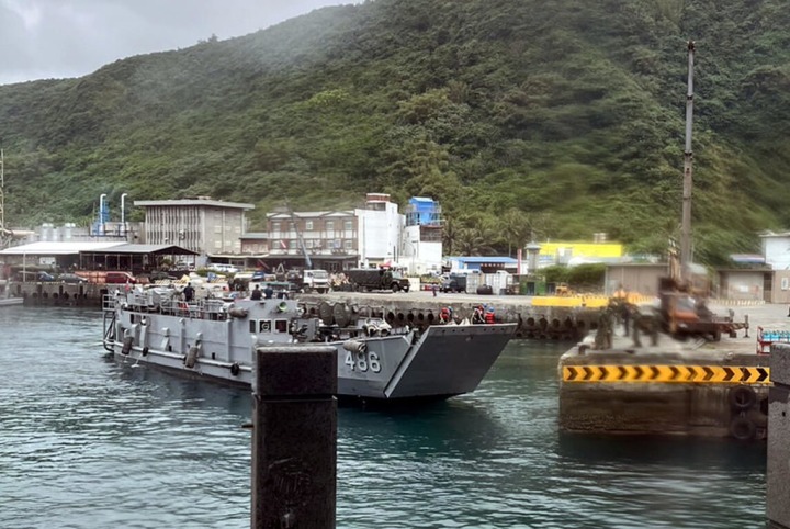 海軍151艦隊18日上午進入綠島南寮漁港，演訓離島飛彈補給。（漁民提供）