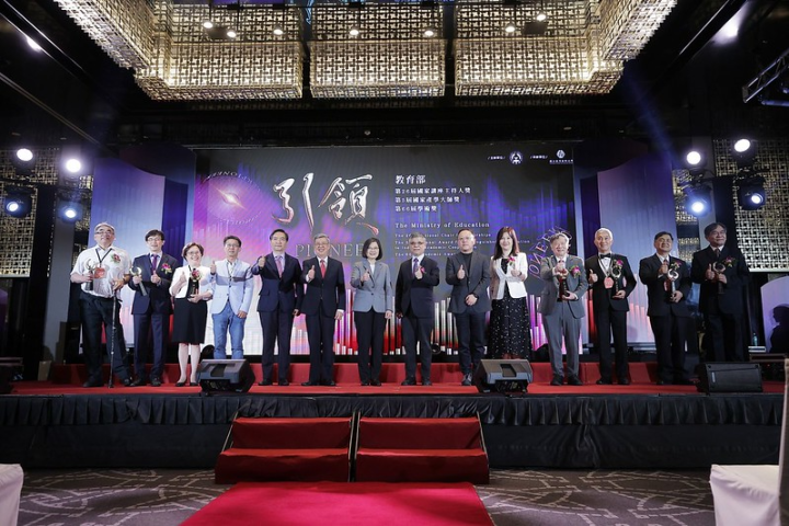 總統和與會人員合影