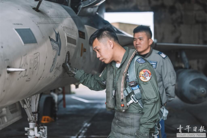 中共持續對台軍演，一名經國號IDF戰機飛官9日執行起飛前檢查，待命出勤攔截共機。（軍聞社提供）