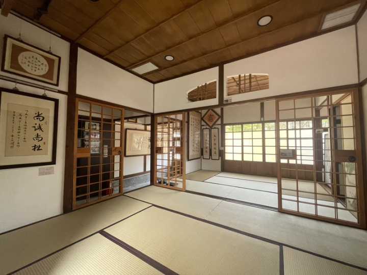 雲林縣斗南文薈館首展「陳岳山先生書法特展」，安排國寶級書法家陳岳山與畫家沈耀初等故居者的作品，現場除展示墨寶書畫實品外，更結合平板、手機與VR等科技導覽，讓未來換展之後，書畫作品仍然可以透過科技載具延續觀賞時間。