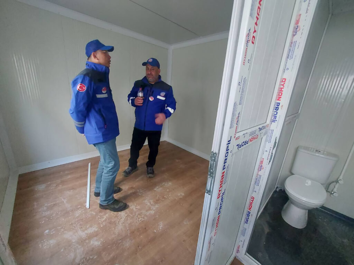 駐土耳其代表黃志揚（左）與土耳其非政府組織「扶持尋求庇護者和移民協會」（ASAM）幹事長卡夫拉克視察雙邊合作的組合屋。組合屋將成為行動診所，於重災區哈泰省約9個地點醫治災民。（駐土耳其代表處提供） 