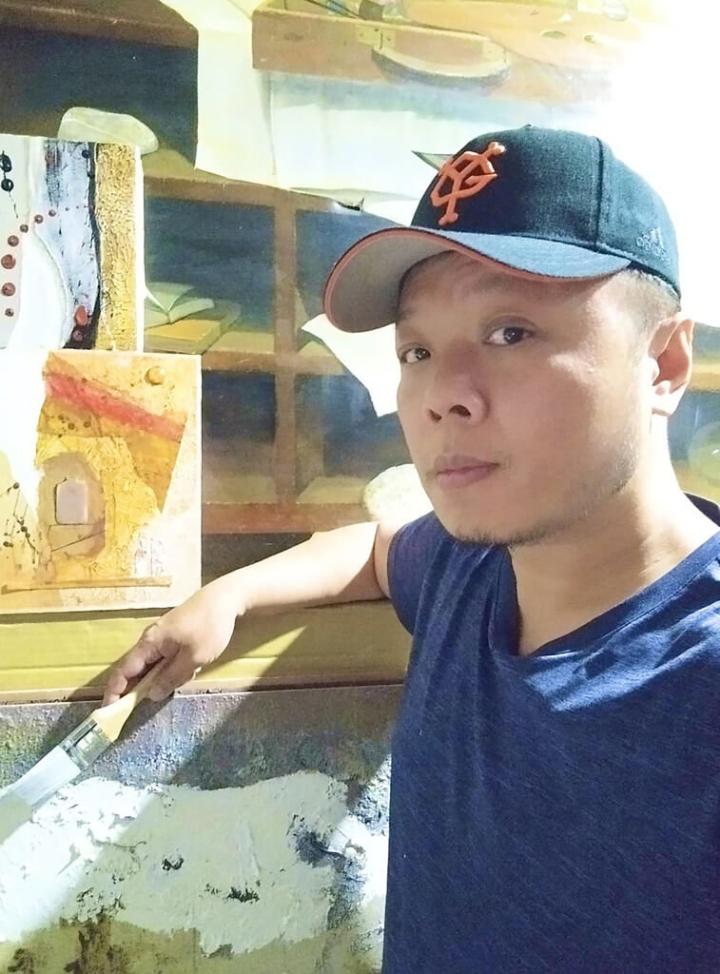 高雄市立楠梓特殊教育學校老師劉勁麟為聽障畫家，日前赴法國梅斯參加第10屆國際展能節職業技能競賽，挑戰繪畫職類「繪畫與廢棄物再利用組」，以作品「瓶之日記」奪銅，17日將赴總統府接受表揚。（劉勁麟提供）