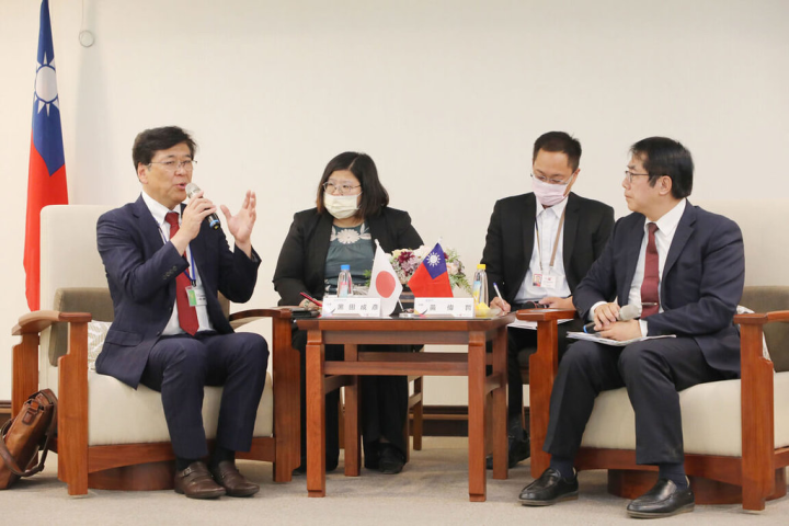 日本長崎縣平戶市長黑田成彥（左）28日拜會台南市長黃偉哲（右），這已是黑田成彥近10年間第24次造訪台南。（台南市政府提供）