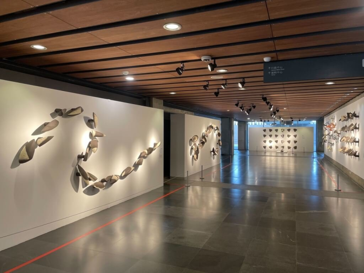 「空相—梁家豪陶藝創作展」即日起在新北市立鶯歌陶瓷博物館展出，以壁掛方式展出10組件多重幾何陶藝作品，並結合光影，產生千變萬化的動態視覺效果。（陶博館提供）