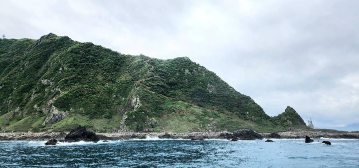 基隆嶼自1日起至10月31日開放旅客登島觀光，基隆市政府推薦3大玩法，其中在搭船繞島時，從某些角度欣賞基隆嶼，可看見彷彿犀牛頭的形狀。（基隆市政府提供）