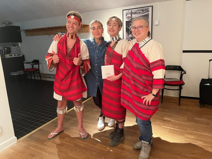 「我們是賽德克族」（We are Seediq）展覽22日在瑞典民族誌博物館開幕，賽德克青年代表與瑞典薩米族歌手梅拉克（Maxida Märak）在開幕表演後交流。由左至右：奧宇．巴萬、梅拉克、德伊木、谷慕．巴紹。（谷慕．巴紹提供）