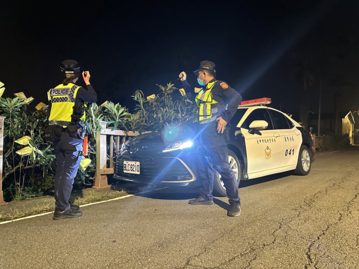 台中市新社區枇杷進入產季，東勢警分局啟動「護農專案」，夜間加強果園巡視。（東勢警分局提供）