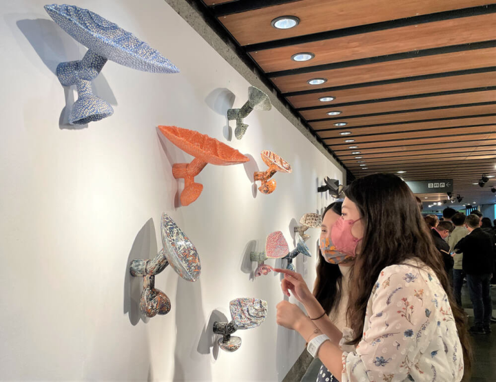 「空相—梁家豪陶藝創作展」即日起在新北市立鶯歌陶瓷博物館展出，陶博館表示，「空相系列七」是唯一多彩創作，層層堆疊的有色土坯透過剔、雕與磨等工序，呈現一圈圈色彩紋路，有如畫家在畫布上刻意留下的一道道筆觸。（陶博館提供）