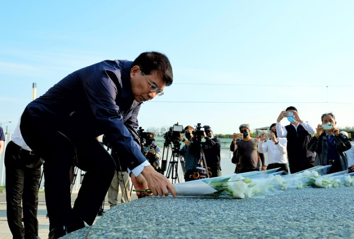 台鐵太魯閣號事故滿2週年，交通部長王國材（左）2日到桃園楊梅出席追思活動，獻花致意。王國材表示，台鐵預計2024年1月掛牌公司化。