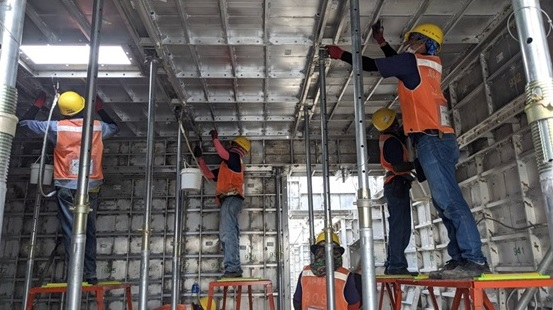 「安居好室」社會住宅部分採用系統模板，降低碳排，圖為「萬華安居」模板施工