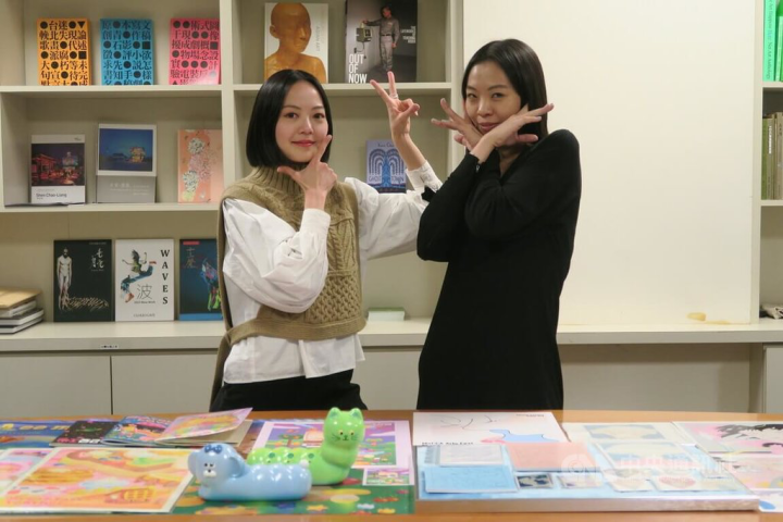 插畫家張雅晴（左）、鍾逸婷（右）參加2023年紐約漫畫及卡通博物館藝術節後，3日在駐紐約台北文化中心展示作品並合影。