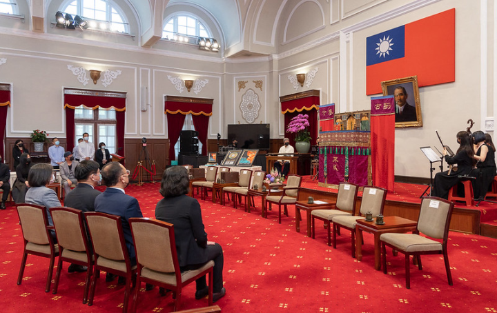 總統欣賞淡蘭古道唱片專輯團隊演出