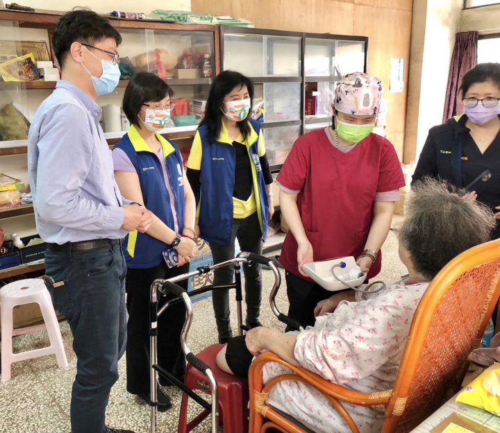 澎湖縣馬公市第三衛生所陳俊宇主任，至不便外出居家醫療個案提供醫療服務