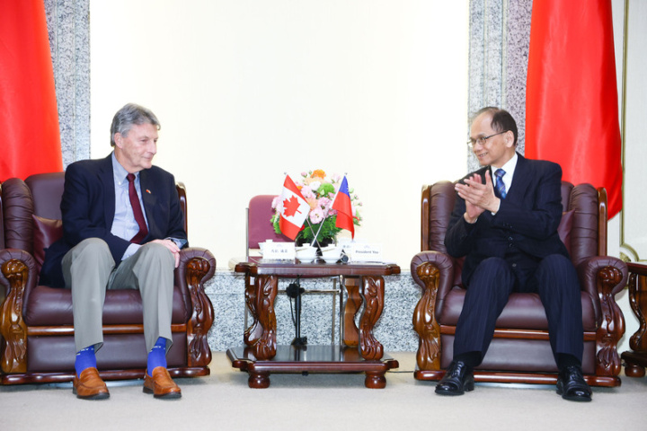 立法院長游錫堃（右）10日在立法院接見加拿大眾議院跨黨派議員訪團一行，歡迎眾議院國防委員會主席馬凱（John McKay）（左）率團訪台，並代表國會感謝加拿大在國際上為台灣發聲。