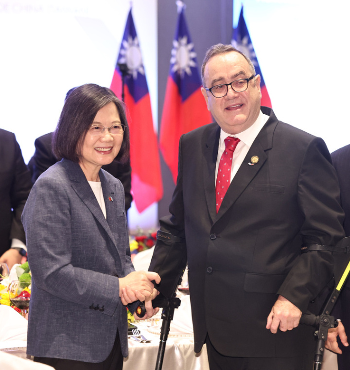 總統蔡英文（左）率團訪問友邦瓜地馬拉，於當地時間1日晚間舉行答謝宴，宴請瓜地馬拉總統賈麥岱（Alejandro Eduardo Giammattei）（右），感謝國事繁忙之餘全程陪同。圖為兩人握手合影。