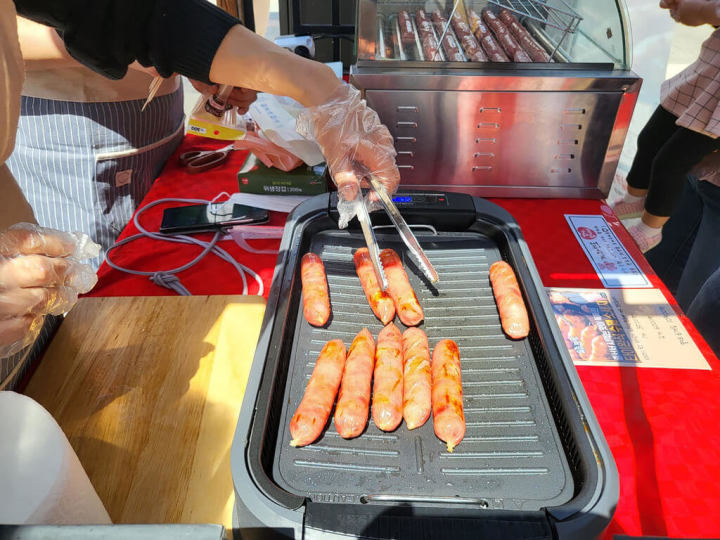 孫德良夫婦手做香腸深獲親朋好友喜愛，在韓國友人勸說下進攻韓國市場。（萬川號提供）