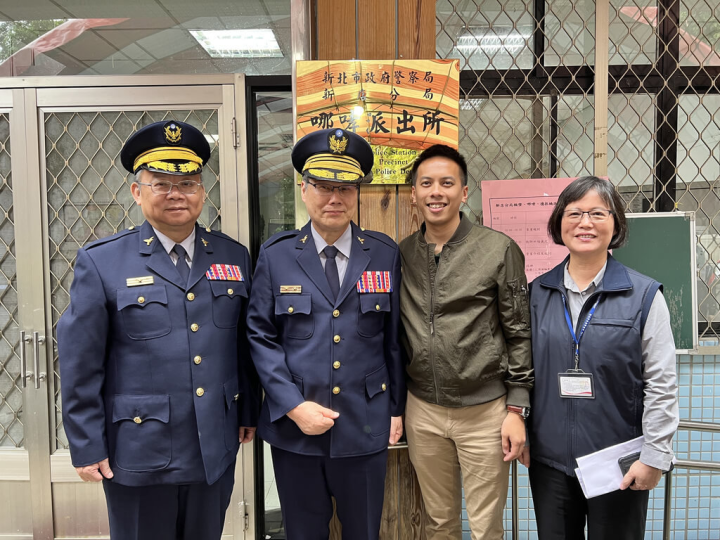 新北市議員馬見（右2）出席桶壁、哪哮、德拉楠派出所聯合正名揭牌典禮。（新北警方提供）