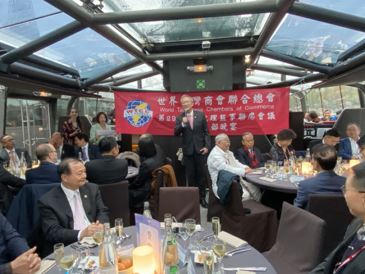 世總14日包下3艘塞納河晚餐遊船，展現疫後台商擴展佈局的企圖心。駐法代表處提供許多行政聯繫與後勤協助，吳志中代表於遊船上致詞，歡迎各國台商蒞臨巴黎。