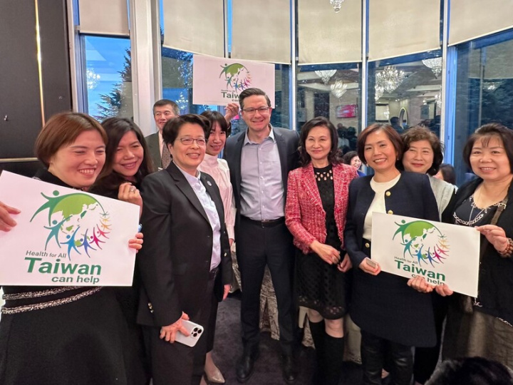 加拿大保守黨黨魁博勵治（Pierre Poilievre，中）21日出席大溫哥華台灣同鄉會年度晚宴，支持台灣參與世界衛生大會等國際活動，讚揚台灣民主成就。