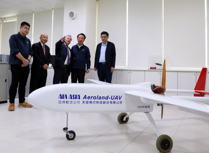 亞洲航空股份有限公司與天空飛行科技公司合作，進駐嘉義縣亞洲無人機AI創新應用研發中心26日揭牌，嘉義縣長翁章梁（右2）表示期待透過亞創中心平台促進國內外業者合作，進而快速發展無人機產業。左3為亞航公司董事長盧天麟。