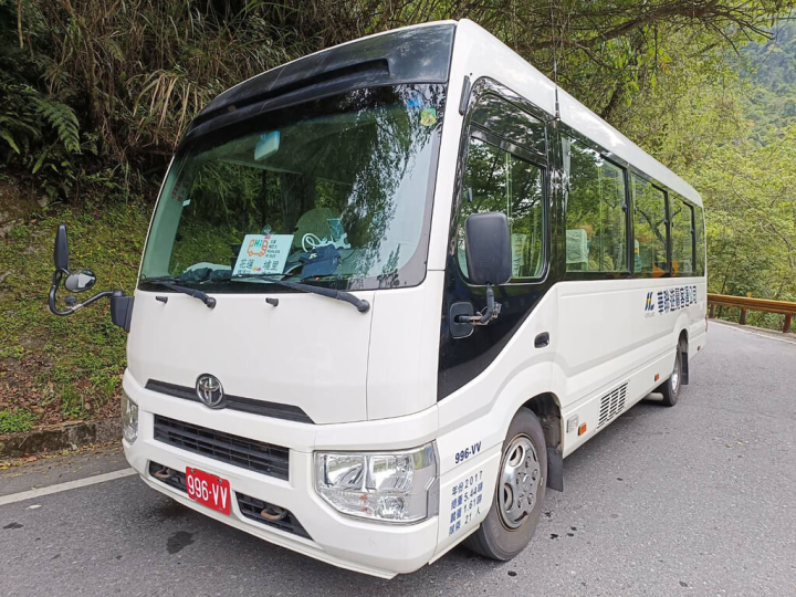 花蓮縣政府試辦6條景點接駁車路線，其中前往南投的「洄瀾埔里清境線」2日遊專車18日首發，沿途停靠大禹嶺、清境、霧社等景點，有參加民眾表示，彷彿重溫過往搭乘「金馬號」奔馳中橫公路的回憶。（花蓮縣府提供）