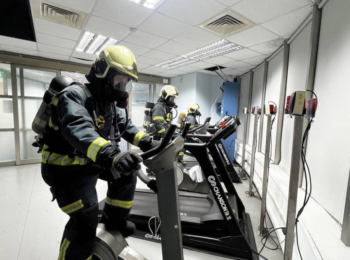 台北市政府消防局3日表示，近期舉辦堪稱消防員「極限挑戰」的火災搶救效能評估，第一線消防人員318人參與，以期藉量化評估數據提升其救災能力。（台北市消防局提供）