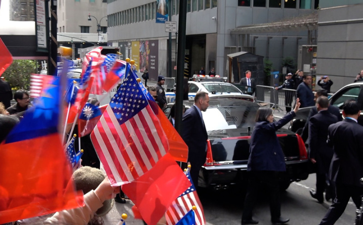 總統蔡英文（前右2揮手者）31日離開出訪友邦過境美國下榻的樂天紐約皇宮飯店，與僑胞握手致意後，轉身上車前朝對街中方抗議者方向揮手。