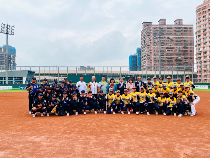 2023年企業女子壘球聯賽今日進行開幕戰，開幕戰隊伍福添福嘉南鷹及新世紀黃蜂的選手與出席貴賓合影