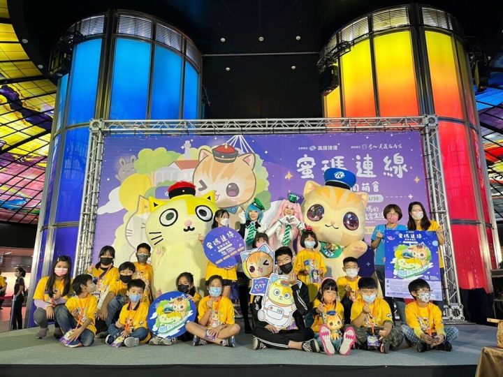 趁春假及兒童節連續假期，高捷公司1日在美麗島站舉辦「歡慶高捷15週年暨蜜瑪連線歡樂同萌會主題彩繪列車首航及主題車站活動」。（高捷公司提供）