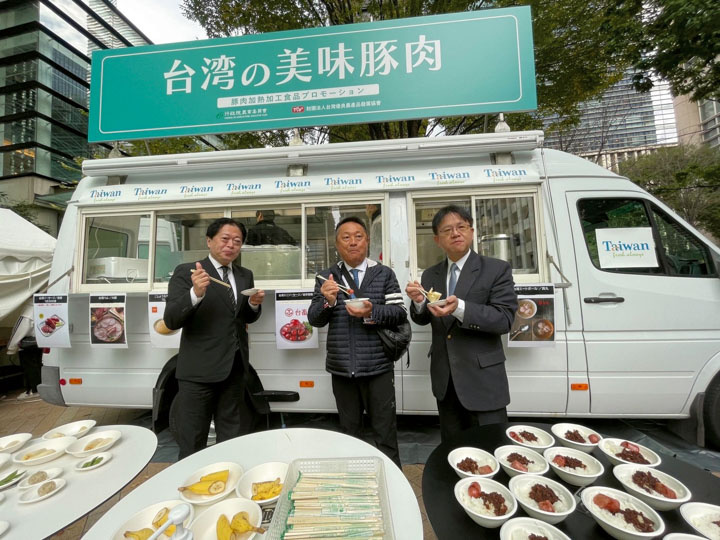 台灣赴日舉辦豬肉餐車活動，宣傳台灣豬肉的好滋味。 （農委會提供）