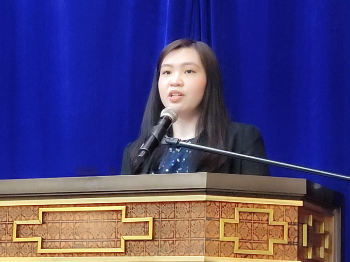 莊晴婷向與會人士講述黃花崗72烈士暨青年節的紀念由來，並且提醒大家切莫忘記及勉懷烈士們的英勇事蹟