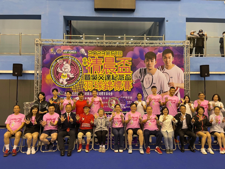 鄭世忠署長（前右6）與中華民國全民羽球發展協會理事長及貴賓合影