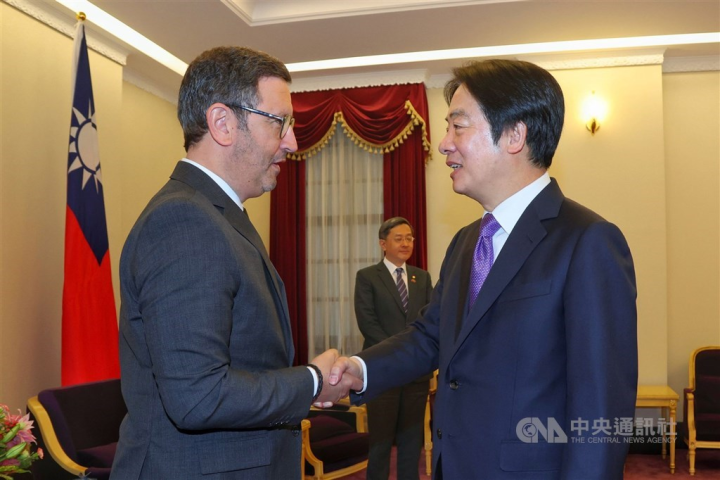 Portuguese parliamentarian Paulo Rios de Oliveira (left) and Vice President Lai Ching-te (right) exchange a handshake when they meet at the Presidential Office in Taipei Monday.