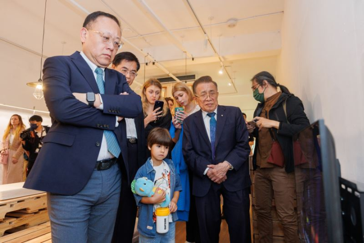 文化部長史哲（左一）、國家人權博物館館長洪世芳（左二）、臺灣戒嚴時期政治受難者關懷協會理事長陳中統（右二）偕同在臺烏克蘭團體參觀特展