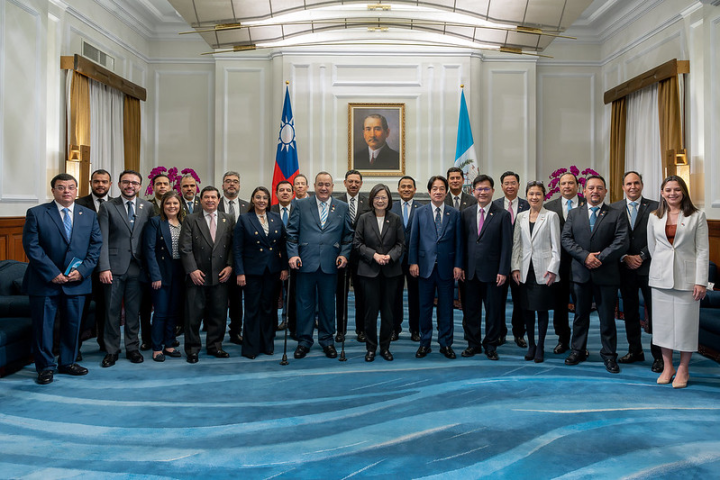President Tsai poses for a group photo with a delegation led by Guatemalan President Alejandro Giammattei.