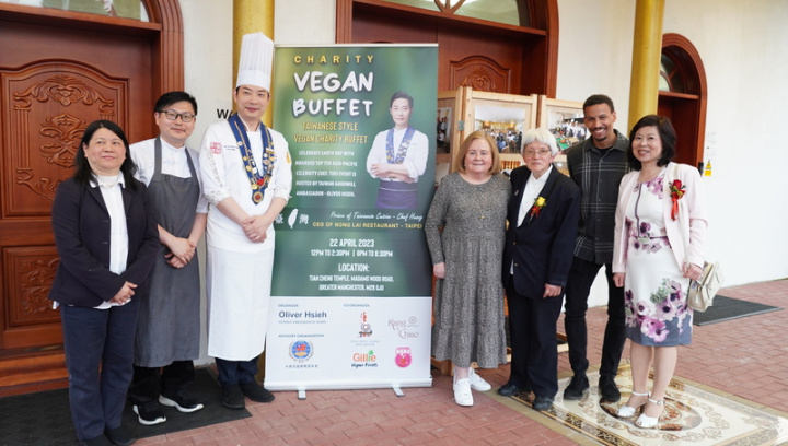 曼徹斯特市議員裴柏（右4）和夏沛（右2）22日應邀體驗台菜名廚黃景龍（左3）演繹的台灣素食料理。（僑務促進委員陳湘瑾／王宥筌提供）